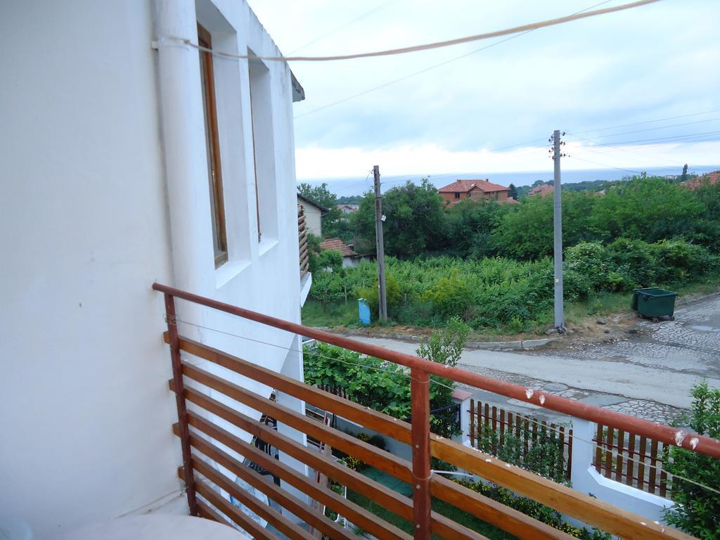 Petrovi Guest House Obzor Room photo